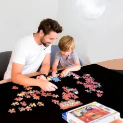 Puzzlup 3000 - XXL Puzzelmat Neopreen - Zelfsluitend En Antislip - Portapuzzle Met Luxe Opbergtube - Tot En Met 3000 Stukjes - 95 X 150 Cm -Puzzels Verfijnd Winkel 550x550 230