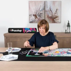 Puzzlup 1500 - Puzzelmat Neopreen - Zelfsluitend & Antislip - Portapuzzle Met Luxe Opbergtube - Tot En Met 1500 Stukjes - 66 X 120 Cm -Puzzels Verfijnd Winkel 550x550 302